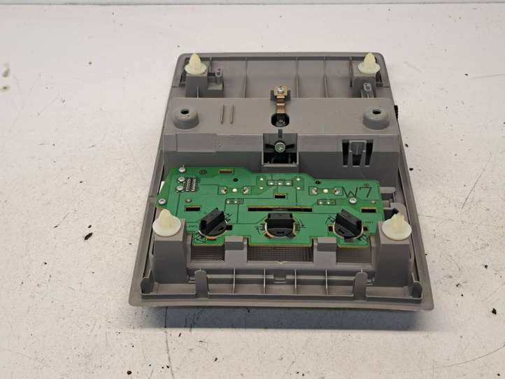 Toyota Prius (XW30) (2009 - 2015)  1D111022G Передняя подсветка