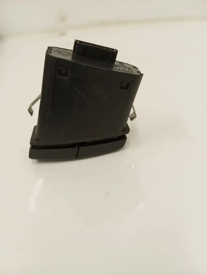 BMW 5 E60 E61 (2004 - 2010)  6919506 Включатель аварийных фонарей