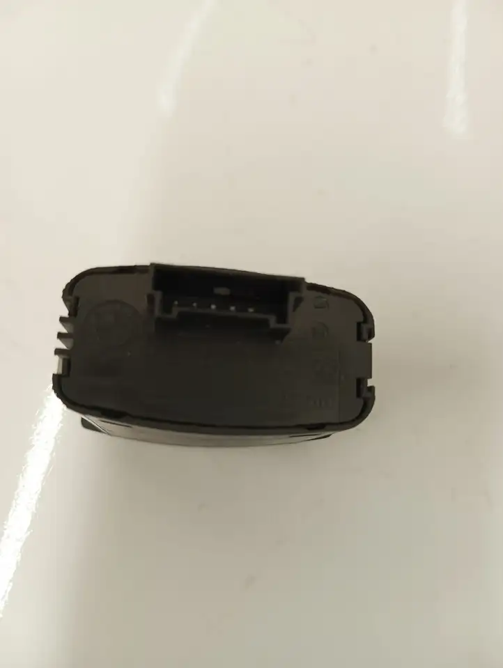 BMW 5 E60 E61 (2004 - 2010)  6919506 Включатель аварийных фонарей