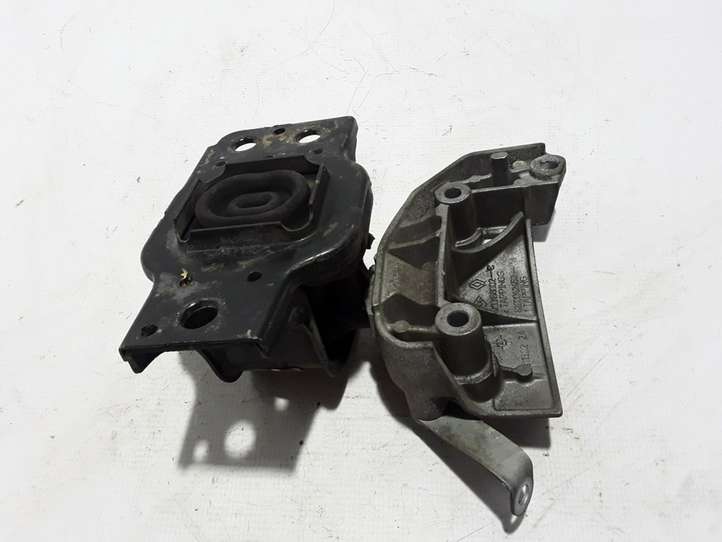 Renault Megane II (2002 - 2005)  8200168002 Кронштейн крепления двигателя