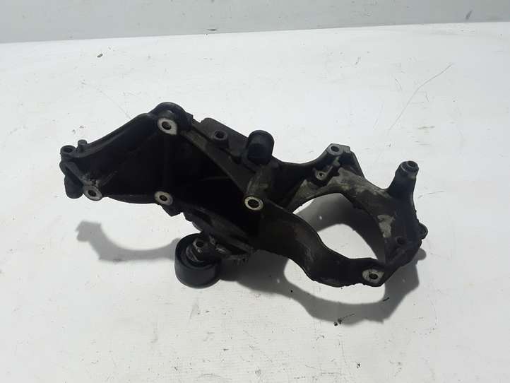 Opel Vivaro (2001 - 2006)  8200016644 Кронштейн генератора