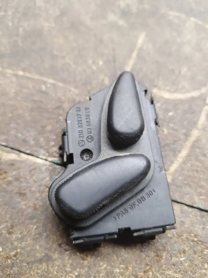 Mercedes-Benz C W203 (2000 - 2007)  2108213751 Управление регулеровки сидений 