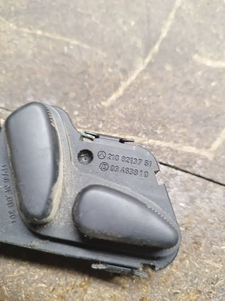 Mercedes-Benz C W203 (2000 - 2007)  2108213751 Управление регулеровки сидений 