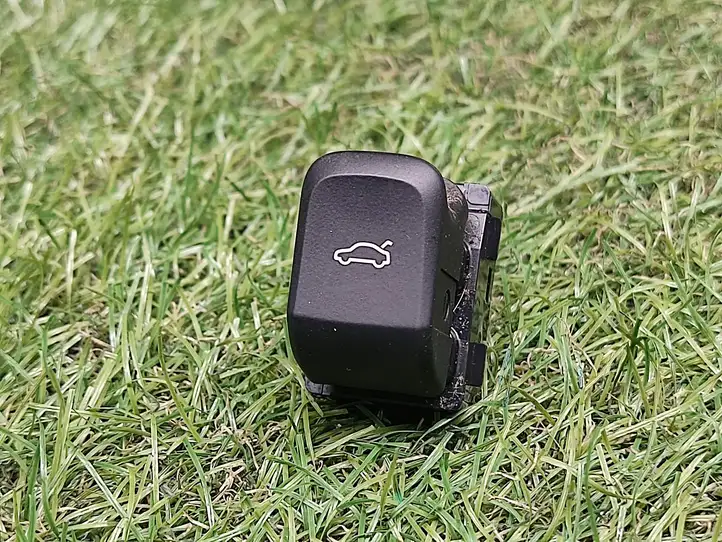 Audi A3/S3 8V (2012 - 2016) 8V0959831 Кнопка закрытия багажника — фото 1