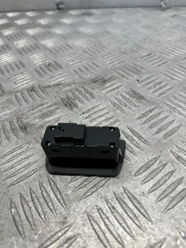 BMW X5 F15 (2013 - 2017) 9275121 Кнопка закрытия багажника — фото 2