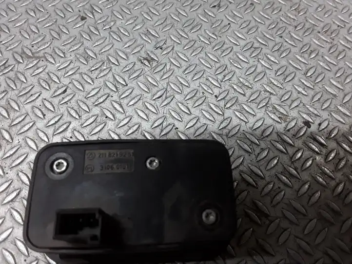 Mercedes-Benz E W211 (2002 - 2009) 2118219251 Кнопка закрытия багажника — фото 3