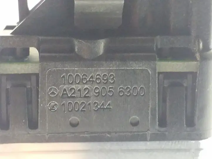 Mercedes-Benz E W212 (2009 - 2016) A2129056300 Кнопка закрытия багажника — фото 2