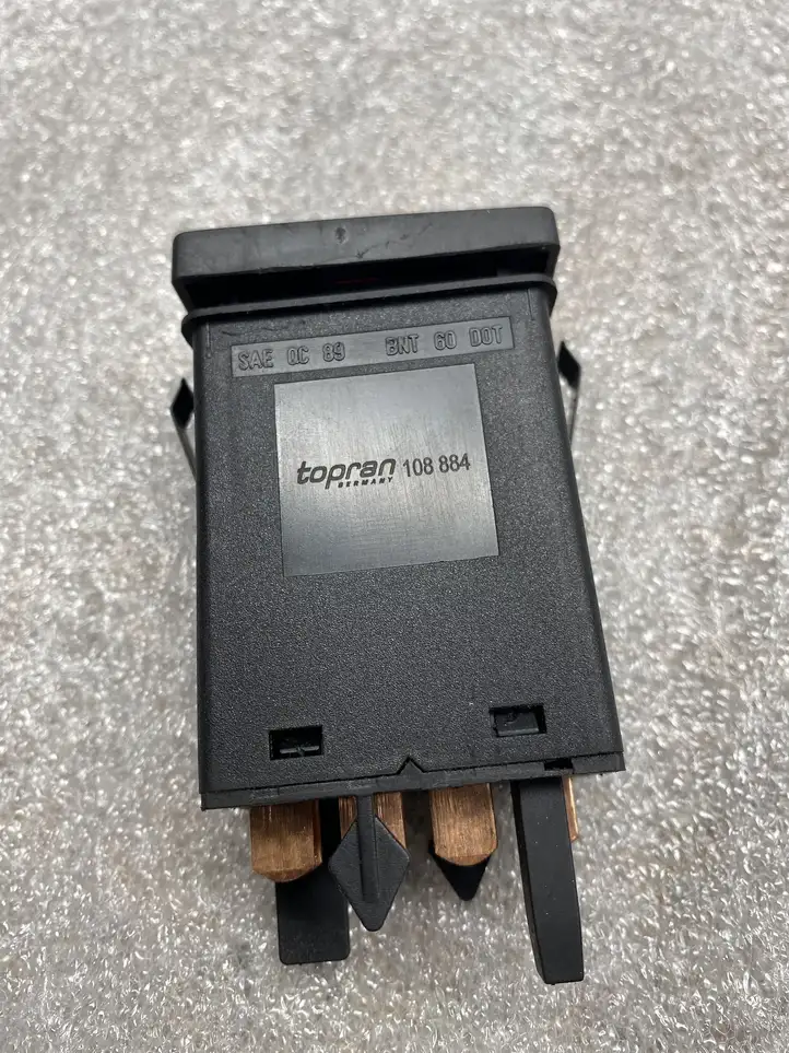 Volkswagen PASSAT B5 (1997 - 2000) 108884 Включатель аварийных фонарей — фото 2
