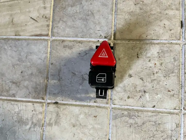 Mercedes-Benz Vaneo W414 (2001 - 2005) A1688201210 Включатель аварийных фонарей — фото 1