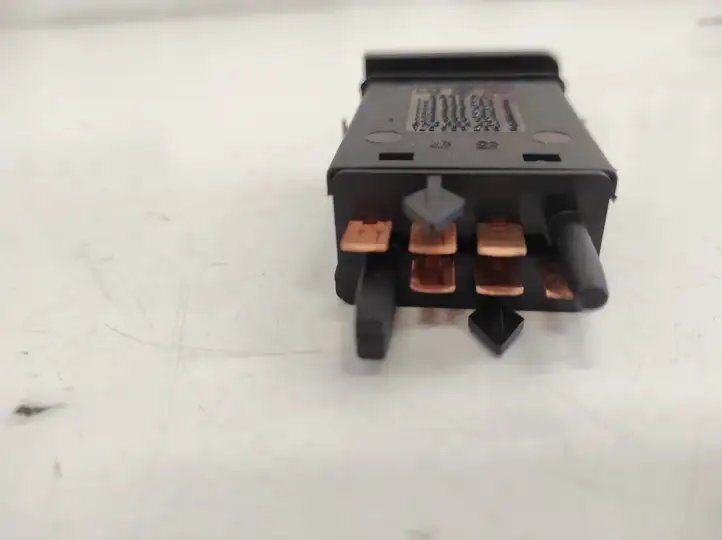 Volkswagen Golf IV (1998 - 2005)  1J0953235 Включатель аварийных фонарей