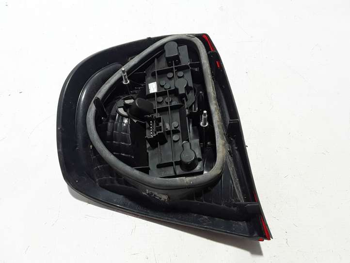 Renault Thalia (2001 - 2008)  8200403982 Задний фонарь в кузове
