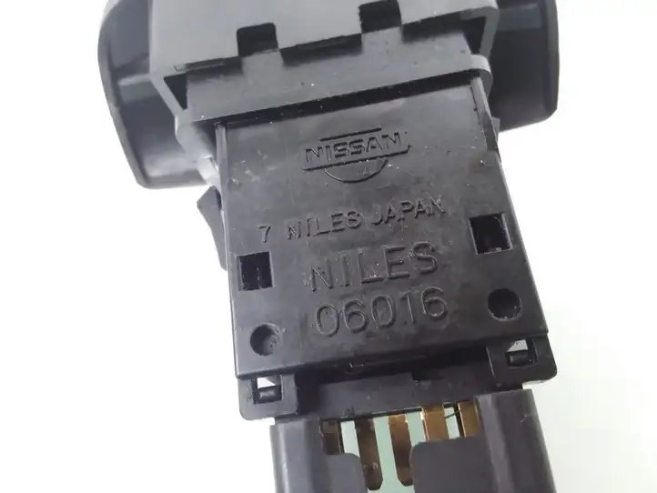 Nissan Primera (2001 - 2008) NILES06016 Включатель аварийных фонарей — фото 3