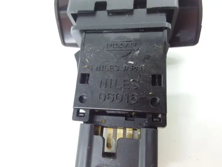 Nissan Primera (2001 - 2008) NILES06016 Включатель аварийных фонарей — фото 3