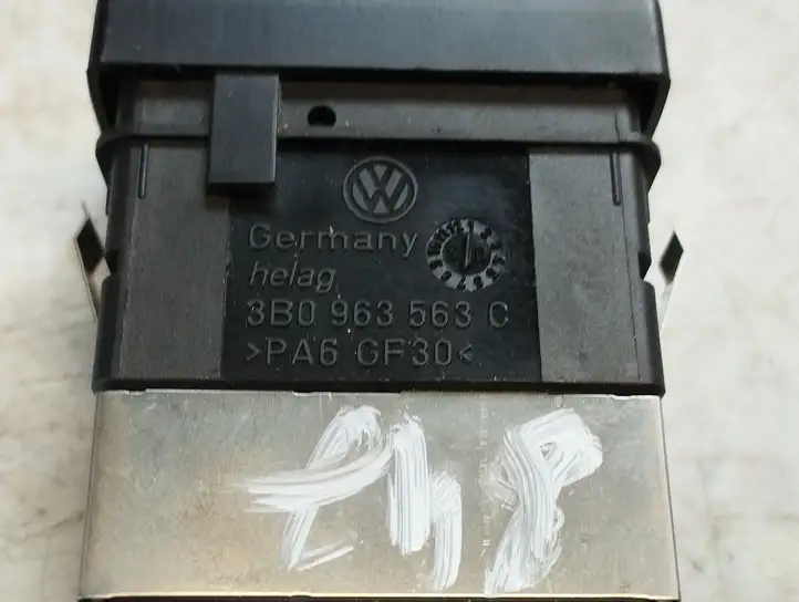 Volkswagen PASSAT B5.5 (2001 - 2005) 3B0963563C Включатель обогрева — фото 2