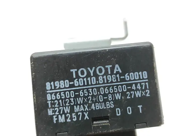 Toyota Land Cruiser (J200) (2008 - ) 8198060110 Реле аварийных фонарей — фото 3