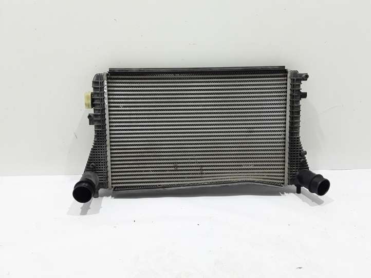 Volkswagen Caddy (2010 - 2015)  1K0145803BM Радиатор интеркулера