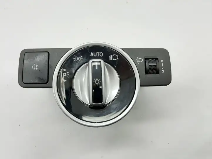 Mercedes-Benz A W176 (2012 - 2018) A2129050651 Включатель фонарей — фото 1