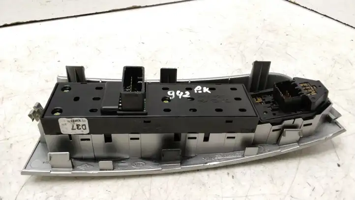 Kia Sportage (2004 - 2008) 4834931110 Блок кнопок стеклоподъемников — фото 4