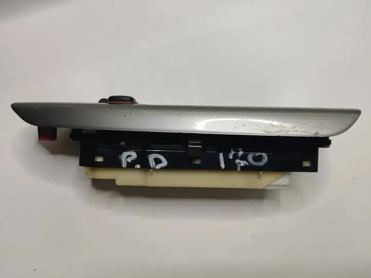 Toyota Land Cruiser (J120) (2002 - 2009) 8404060010 Блок кнопок стеклоподъемников — фото 3