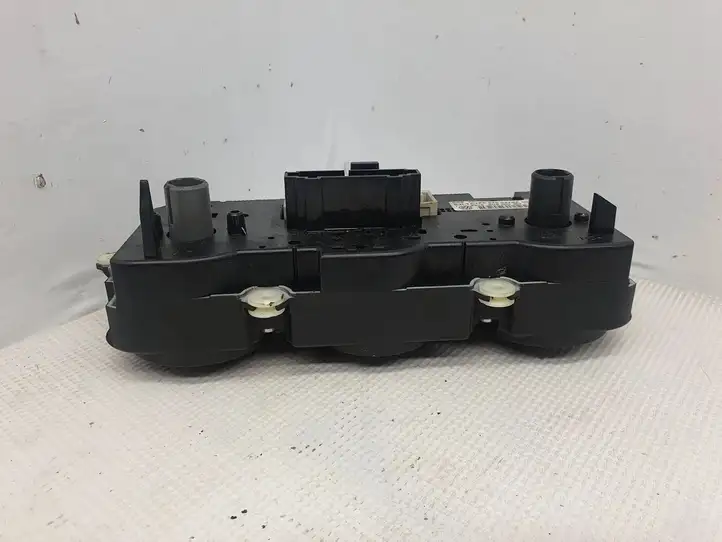 Volkswagen PASSAT B6 (2005 - 2010)  1K0820047GK Управление климат контролем