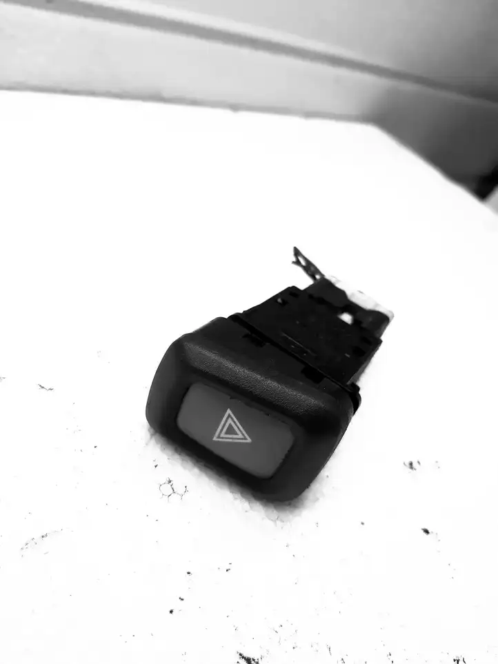 Nissan Almera N16 (2000 - 2010) 06016 Включатель аварийных фонарей — фото 1