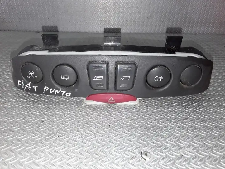 Fiat Punto (188) (1999 - 2010) Включатель аварийных фонарей — фото 1