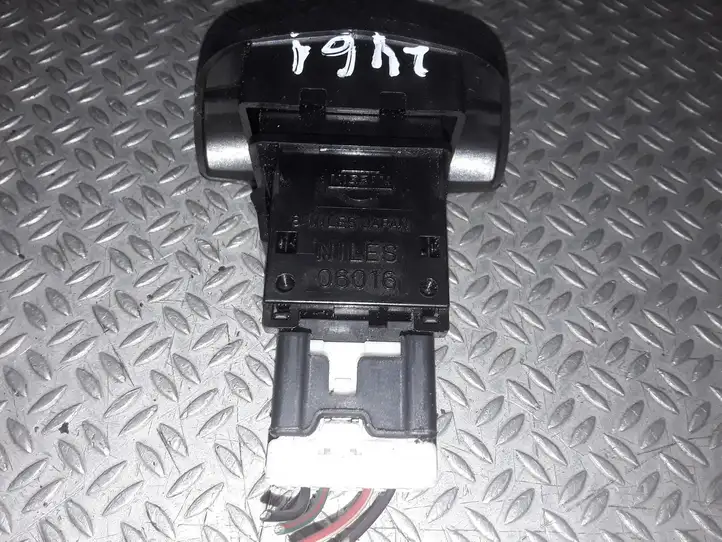 Nissan Primera (2001 - 2008) 06016 Включатель аварийных фонарей — фото 2