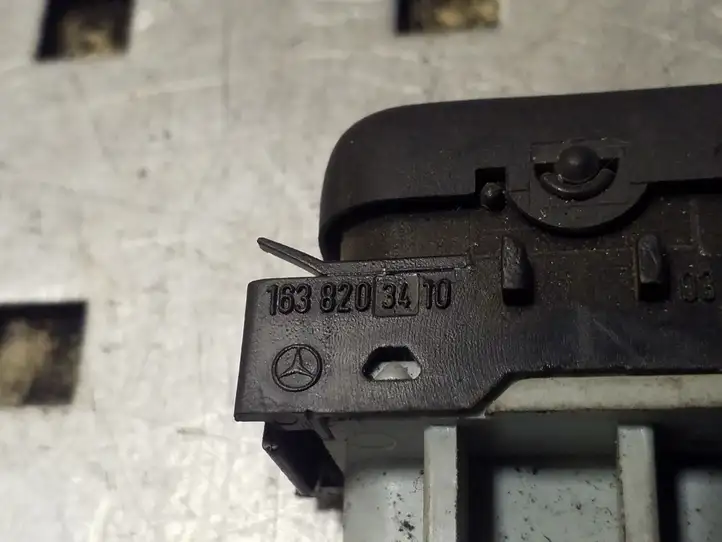 Mercedes-Benz ML W163 (1997 - 2005) 1638203410 Другие включатели / ручки/ переключатели — фото 4