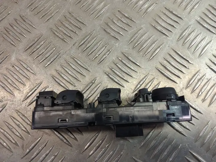 BMW X3 F25 (2010 - 2017) 9208111 Кнопка стеклоподъемников — фото 3