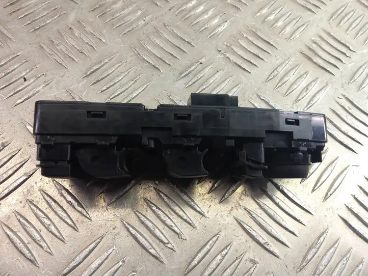 BMW X3 F25 (2010 - 2017) 9208111 Кнопка стеклоподъемников — фото 4