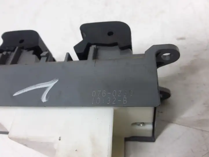 Toyota RAV 4 (XA40) (2012 - 2018) 0760Z39 Блок кнопок стеклоподъемников — фото 7