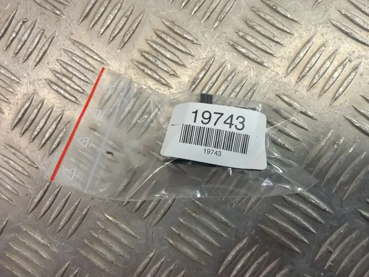 BMW X3 F25 (2010 - 2017)  9208106 Кнопка стеклоподъемников