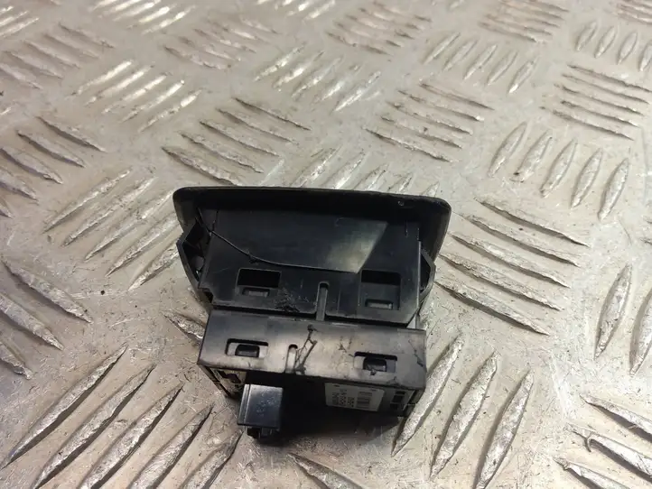 BMW X3 F25 (2010 - 2017)  9208106 Кнопка стеклоподъемников