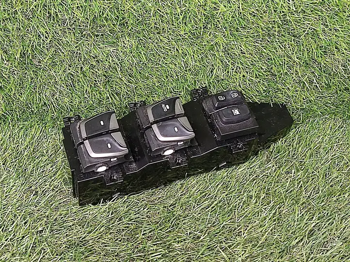 Hyundai Santa Fe (2012 - 2015) 935702W000 Блок кнопок стеклоподъемников — фото 1
