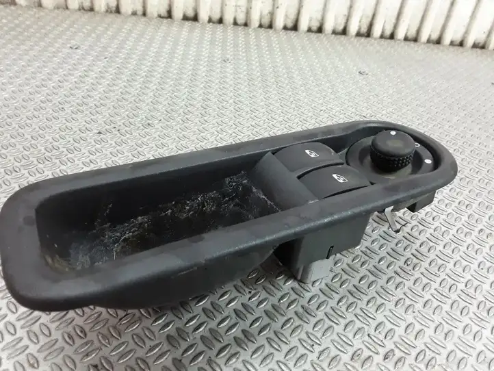 Renault Twingo II (2007 - 2014) 8200356515B Кнопка стеклоподъемников — фото 1