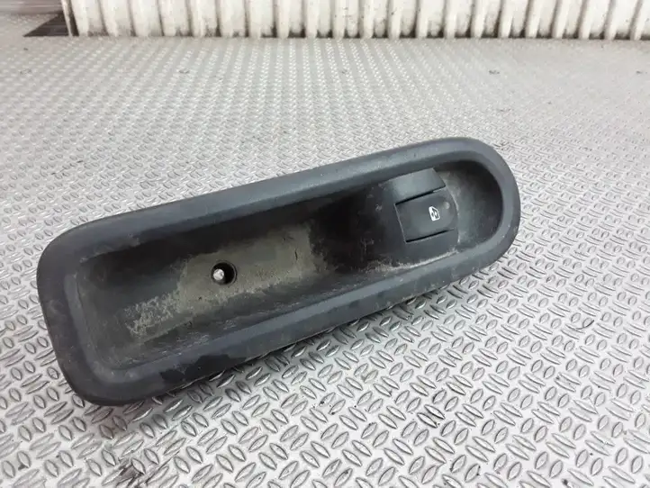 Renault Twingo II (2007 - 2014) Кнопка стеклоподъемников — фото 1