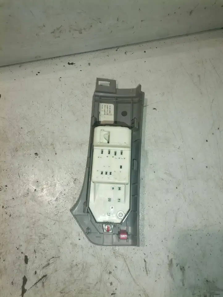 Toyota Yaris (2005 - 2009) 742320D110 Кнопка стеклоподъемников — фото 2