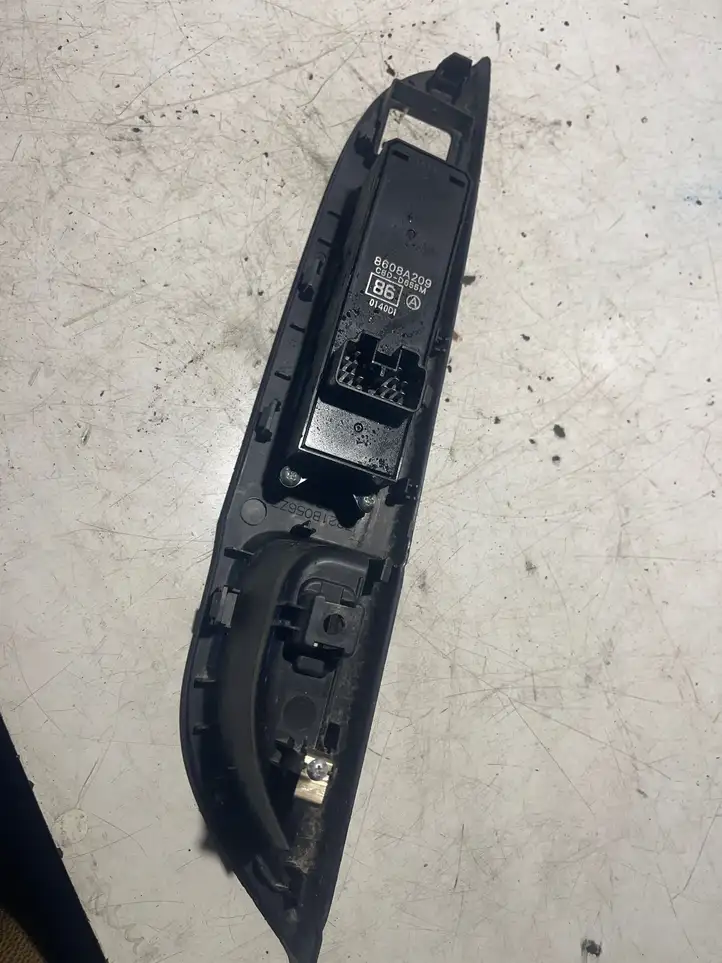 Mitsubishi ASX (2010 - 2016) 8608a209 Кнопка стеклоподъемников — фото 1