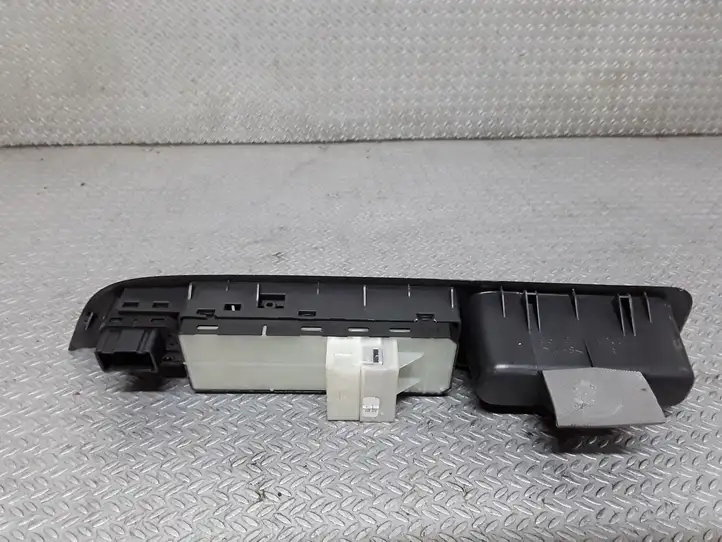 Suzuki Swift (2004 - 2010) Кнопка стеклоподъемников — фото 3