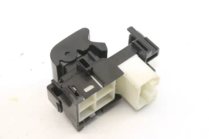 Toyota Yaris (2014 - 2019) Кнопка стеклоподъемников — фото 3