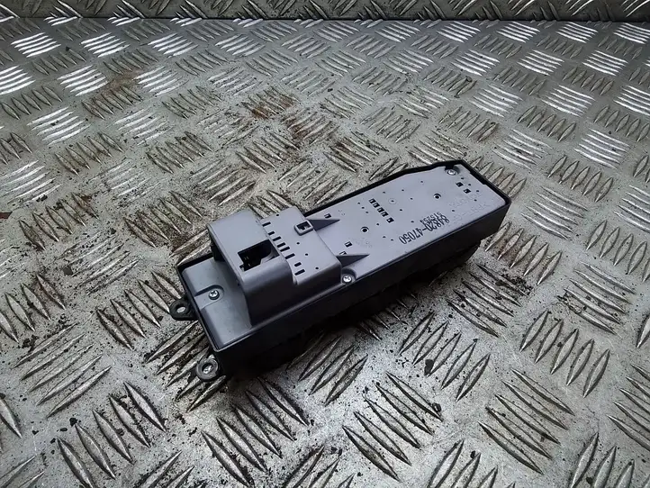 Toyota Prius (XW20) (2003 - 2009) 8482047050 Блок кнопок стеклоподъемников — фото 3