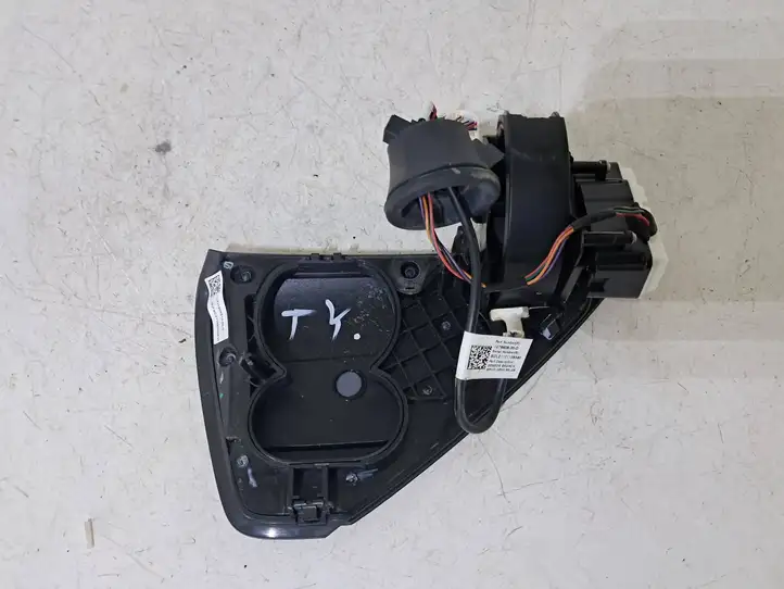 Tesla Model Y (2019 - 2024) 147660800D Крышка зарядного разъема — фото 9