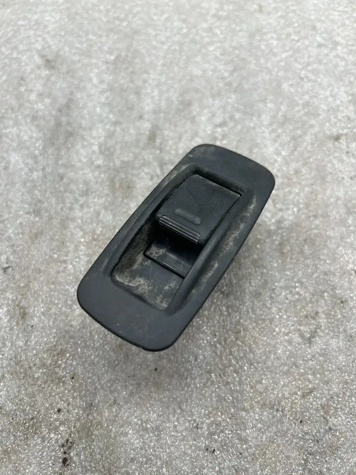 Toyota RAV 4 (XA20) (2000 - 2005) Кнопка стеклоподъемников — фото 1