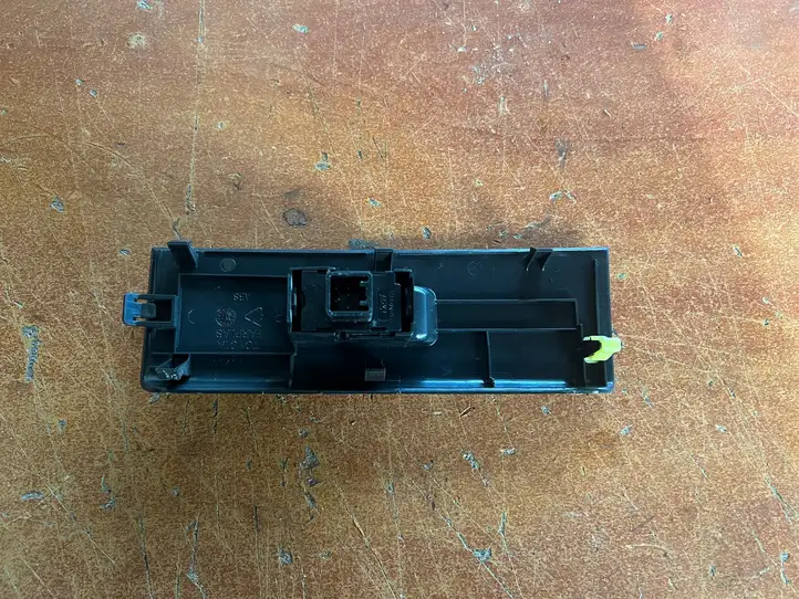 Toyota Corolla Verso AR10 (2004 - 2009) 742310F030 Блок кнопок стеклоподъемников — фото 3