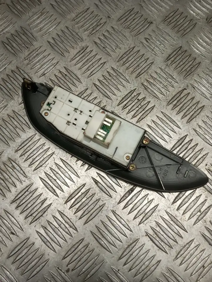 Toyota Yaris (1999 - 2003) 0013U0D Блок кнопок стеклоподъемников — фото 3
