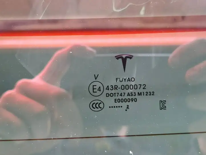 Tesla Model Y (2019 - 2024) 43R000072 Заднее стекло — фото 6