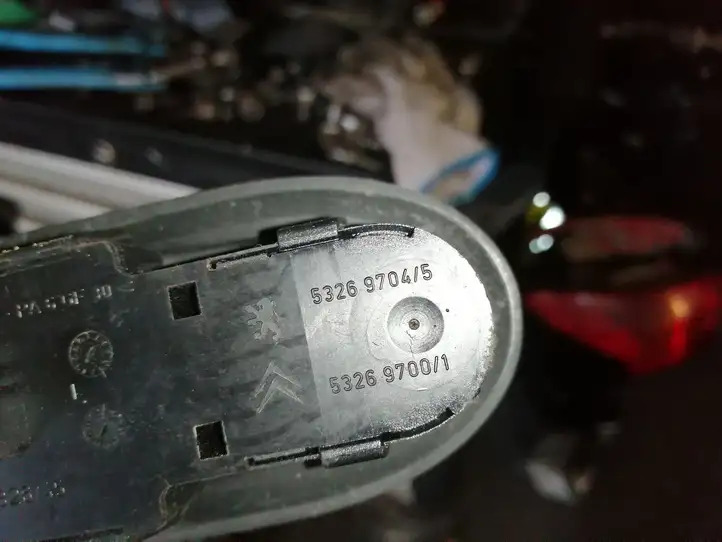 Peugeot 407 (2004 - 2011) Кнопка стеклоподъемников — фото 4