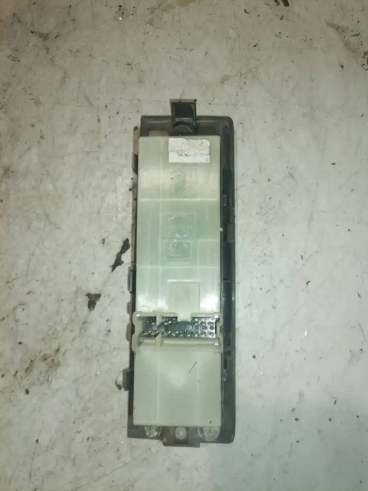 Nissan Navara D40 (2004 - 2015) 80960eb370 Кнопка стеклоподъемников — фото 2