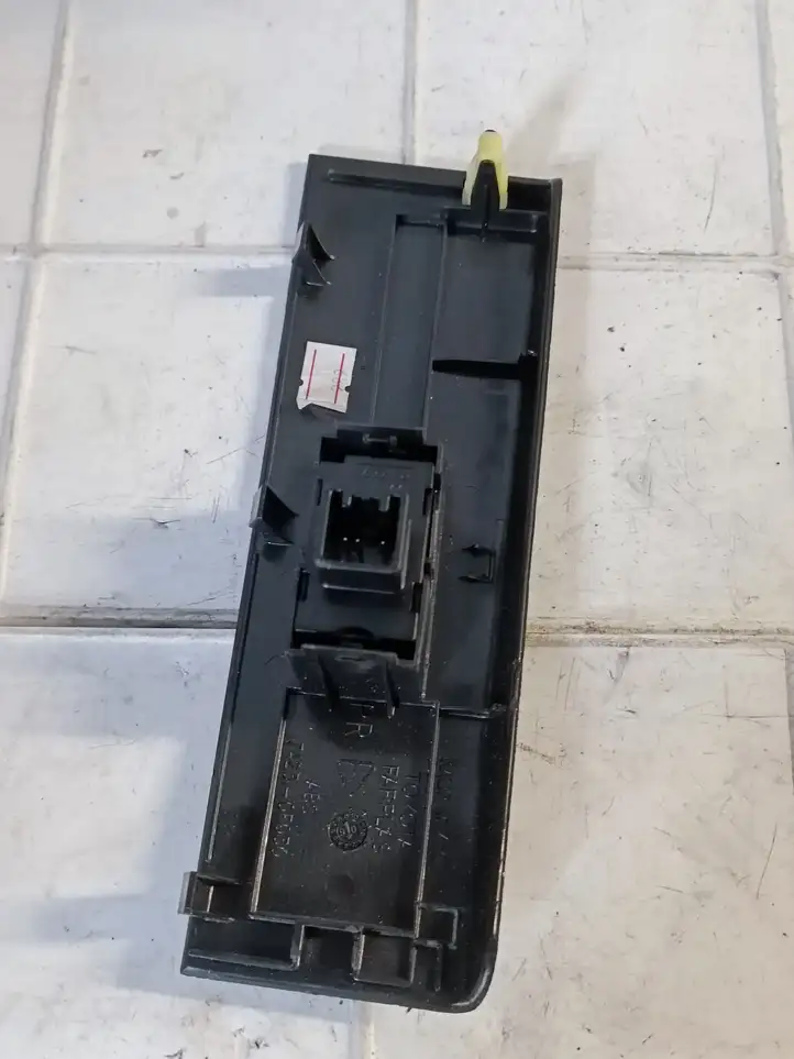 Toyota Corolla Verso AR10 (2004 - 2009) 74231 Блок кнопок стеклоподъемников — фото 2