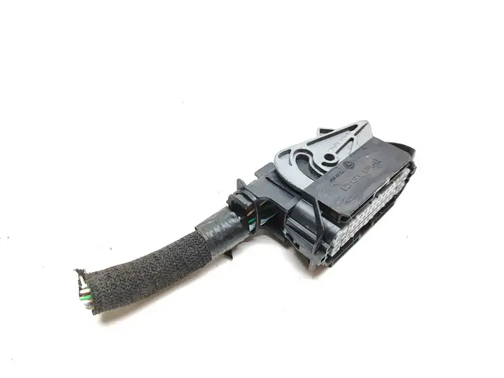 Renault Trafic III (X82) (2014 - )   Штекер разъема модуля АБС